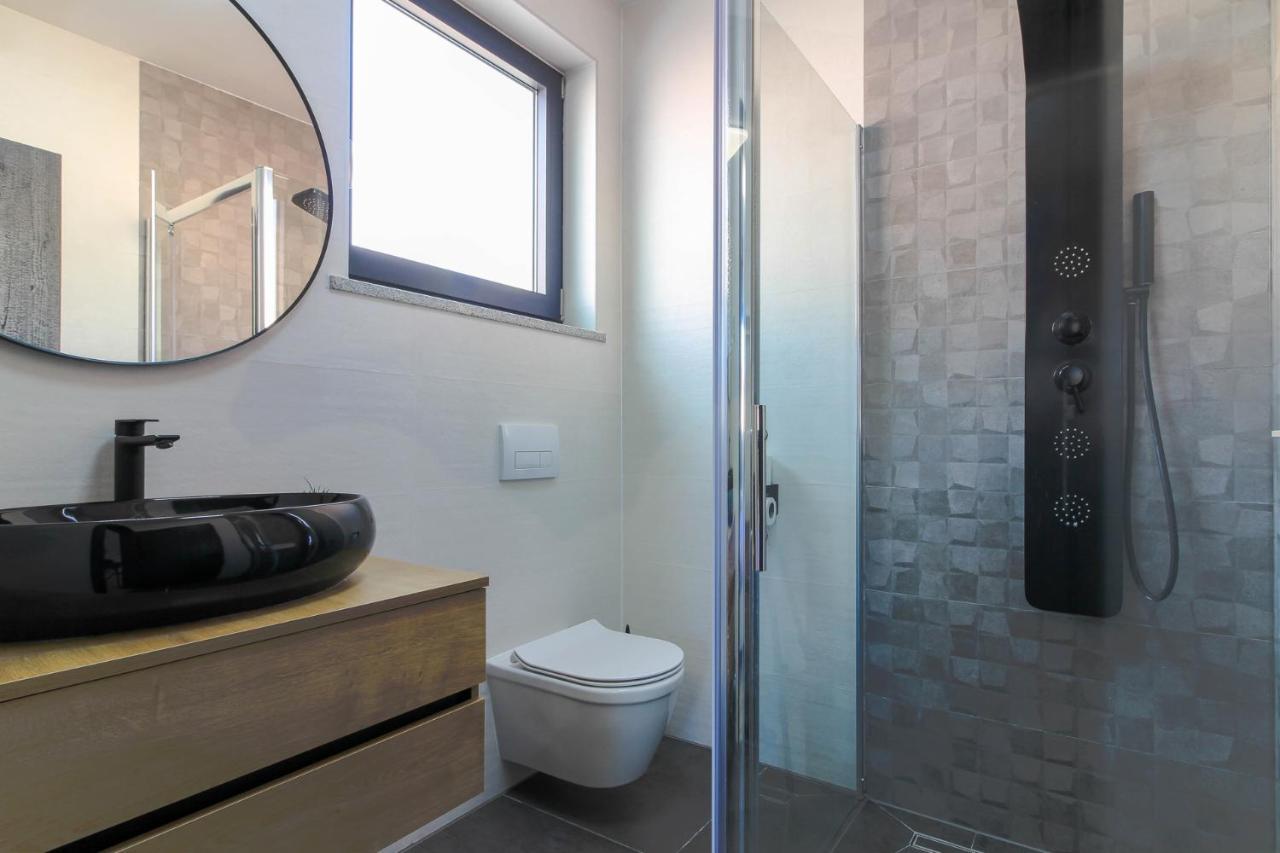 Modern Maeni With Private Pool In Villa *