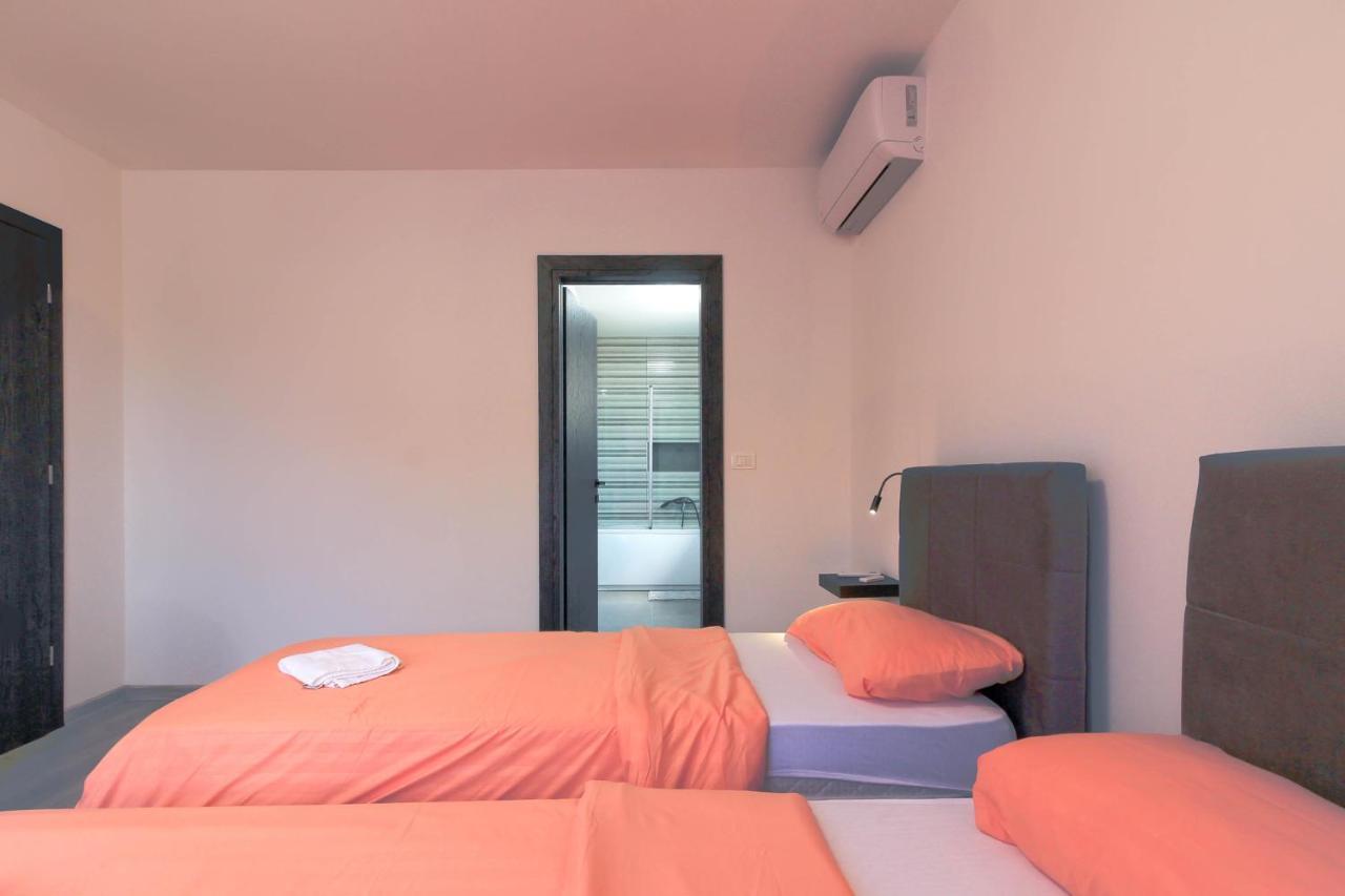 Modern Maeni With Private Pool In * Pula