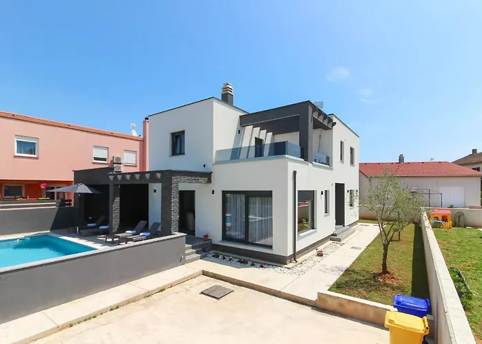 Modern Villa Maeni With Private Pool In Pula