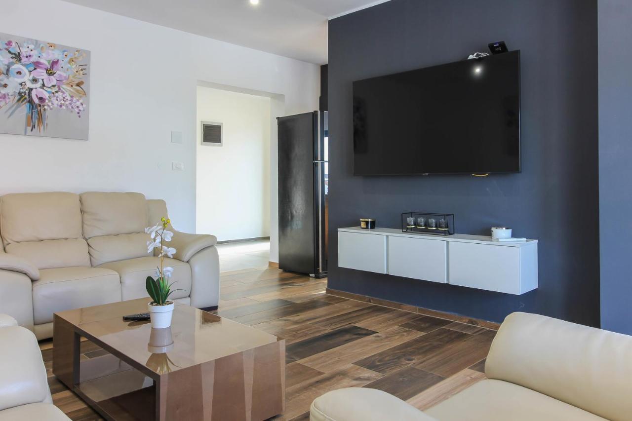 Modern Maeni With Private Pool In Vila *