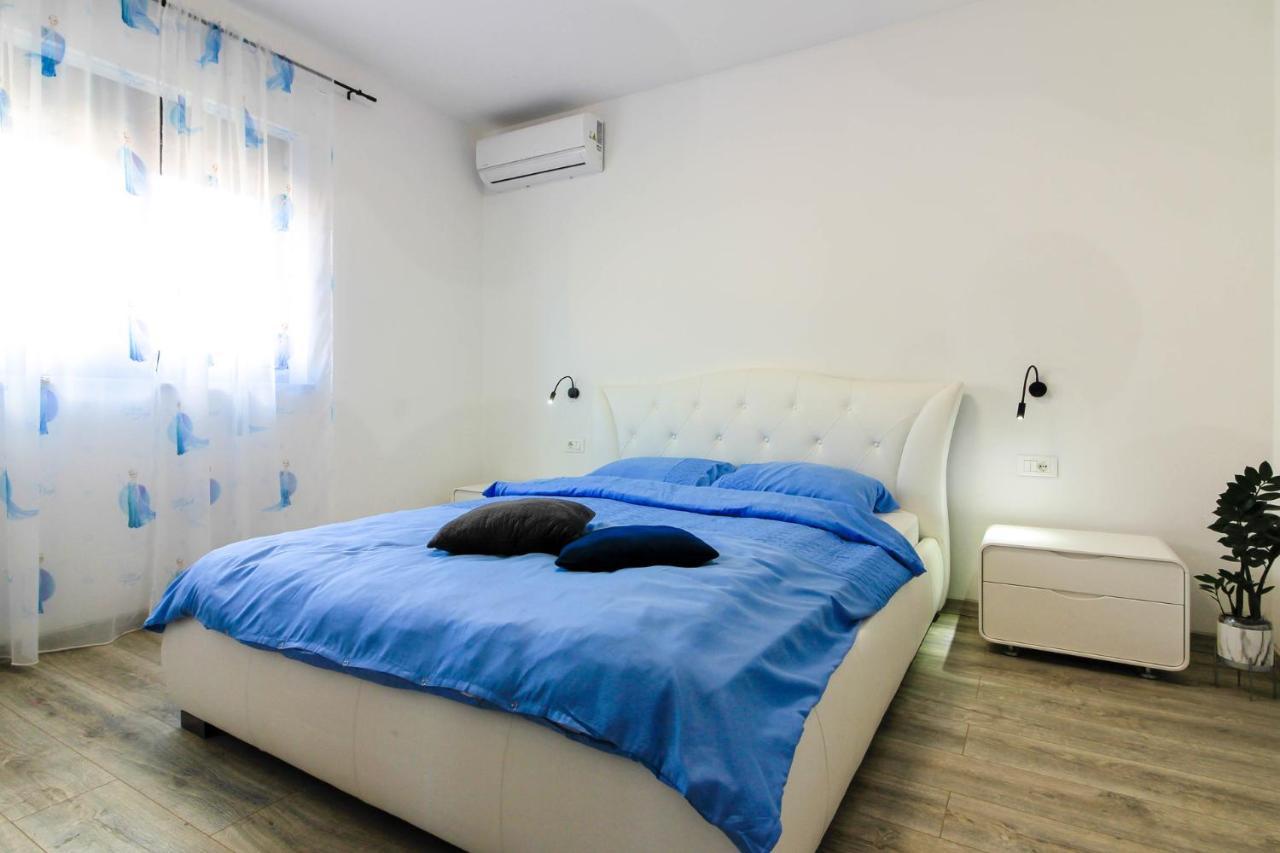 Modern Maeni With Private Pool In Vila *