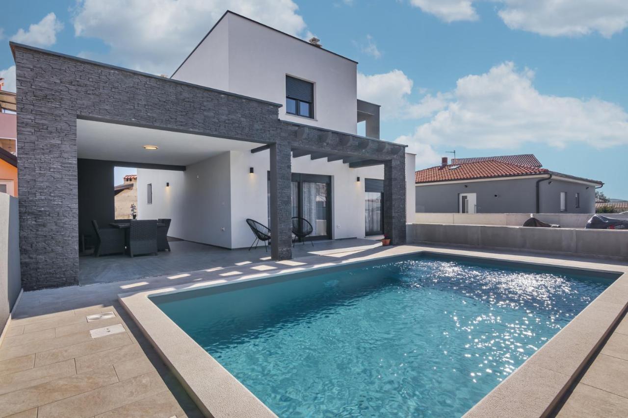 Modern Maeni With Private Pool In * Pula