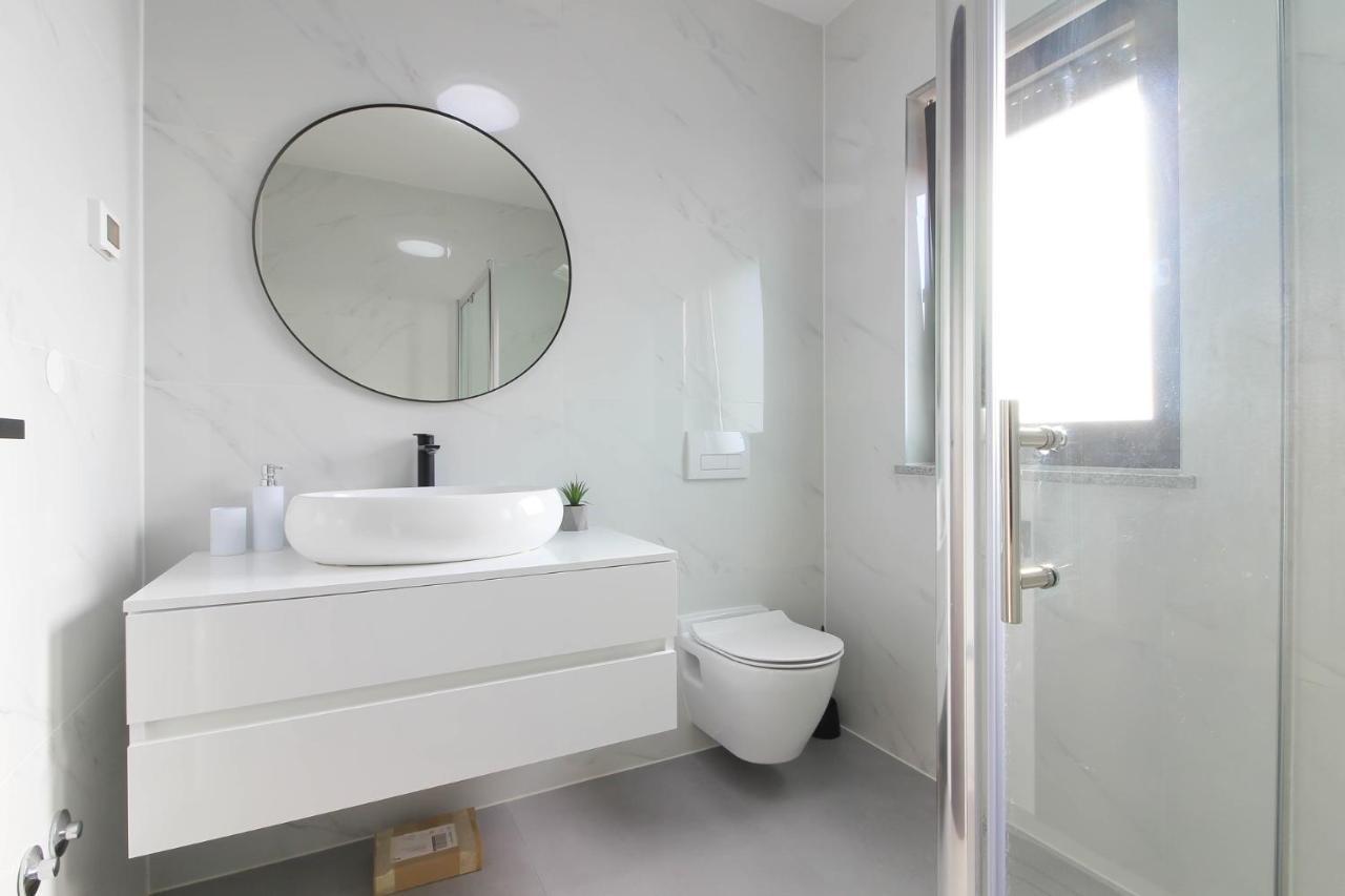 Modern Maeni With Private Pool In Vila