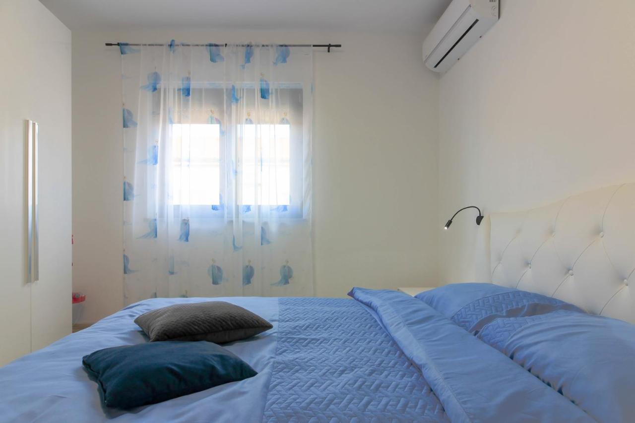 Modern Maeni With Private Pool In Vila