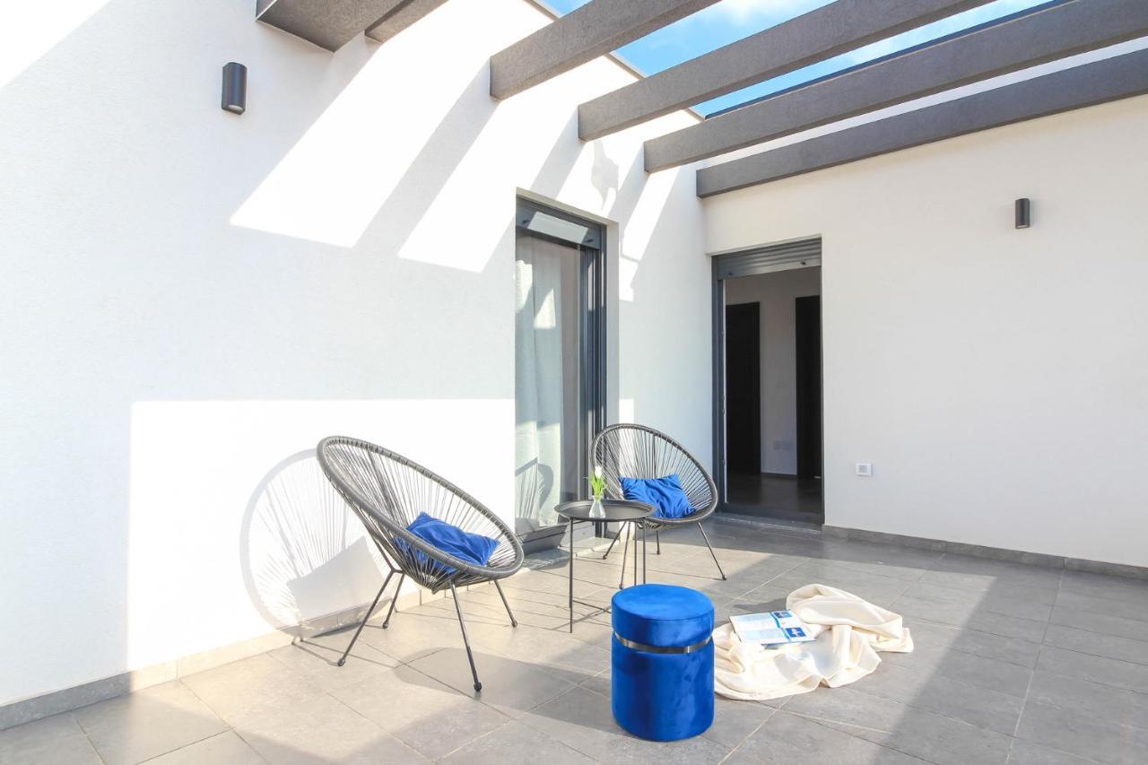Modern Maeni With Private Pool In