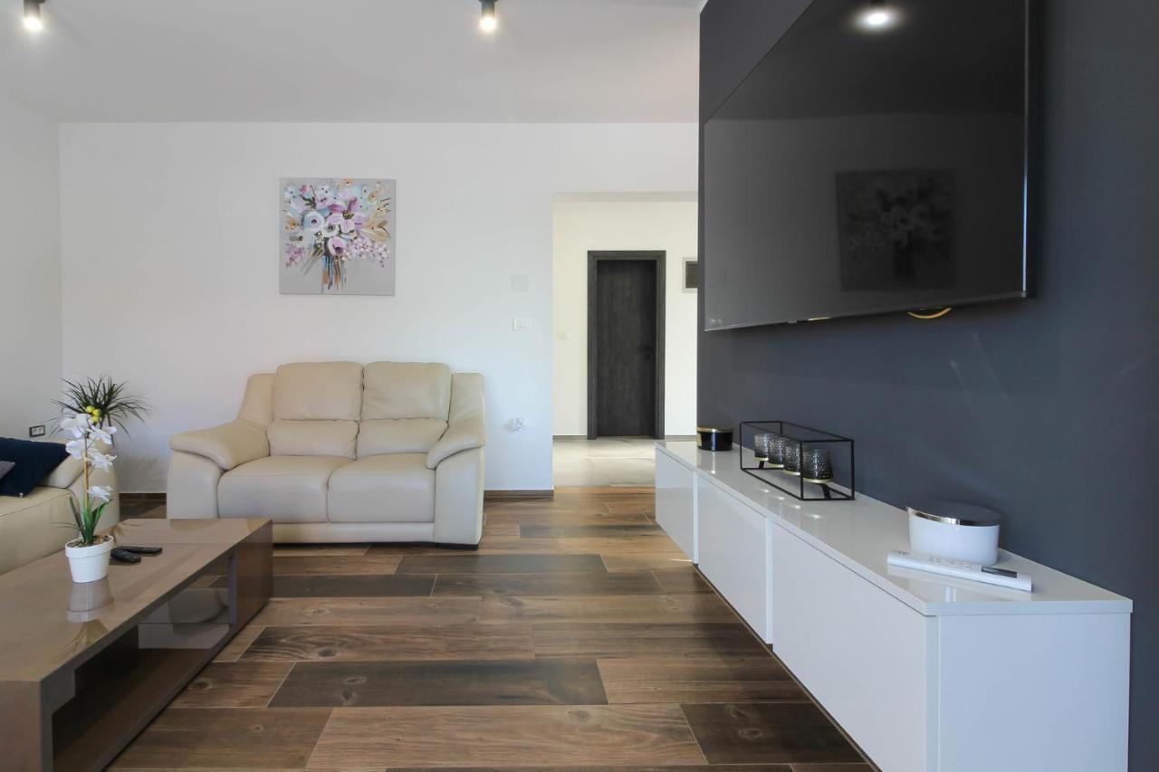 Modern Maeni With Private Pool In Vila Pula