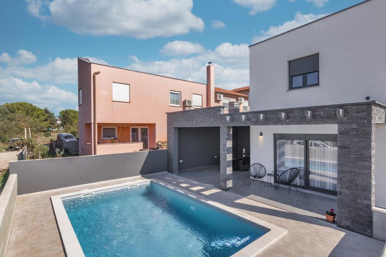 Modern Maeni With Private Pool In *