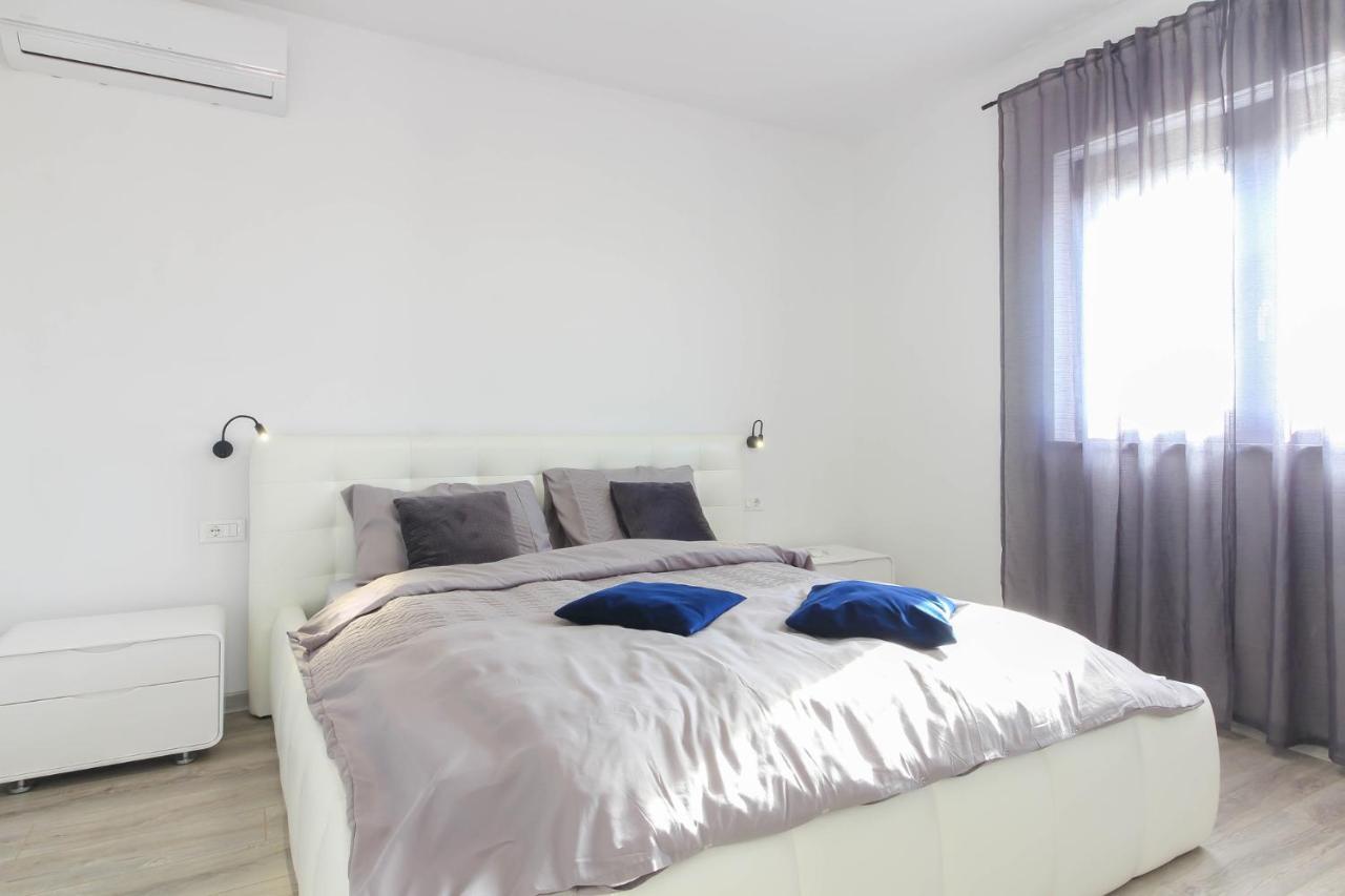 Modern Maeni With Private Pool In *