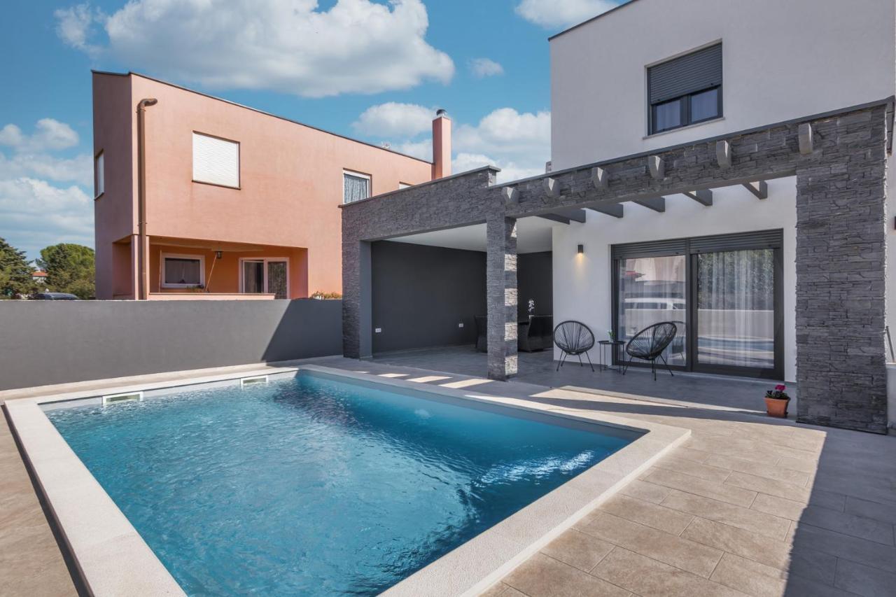 Modern Maeni With Private Pool In Pula