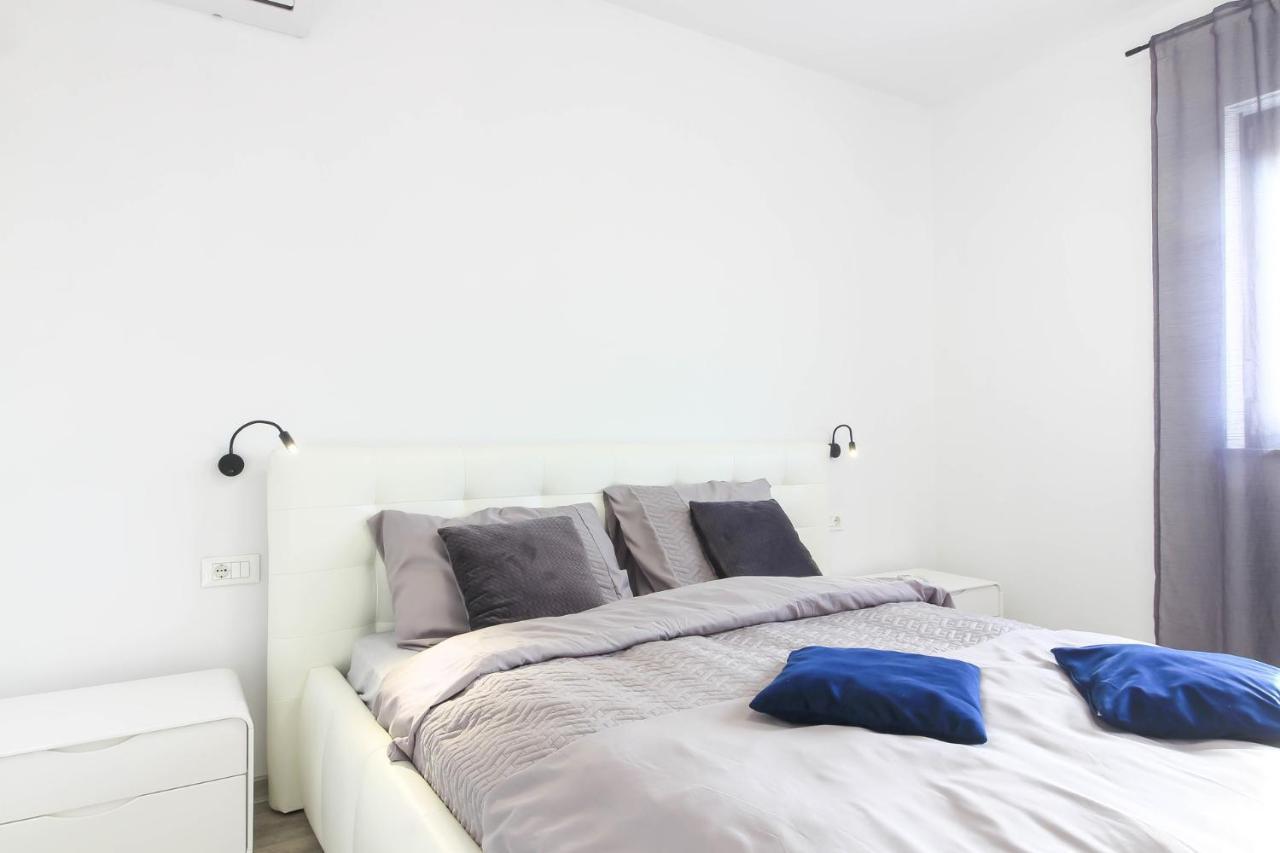 Modern Maeni With Private Pool In Pula
