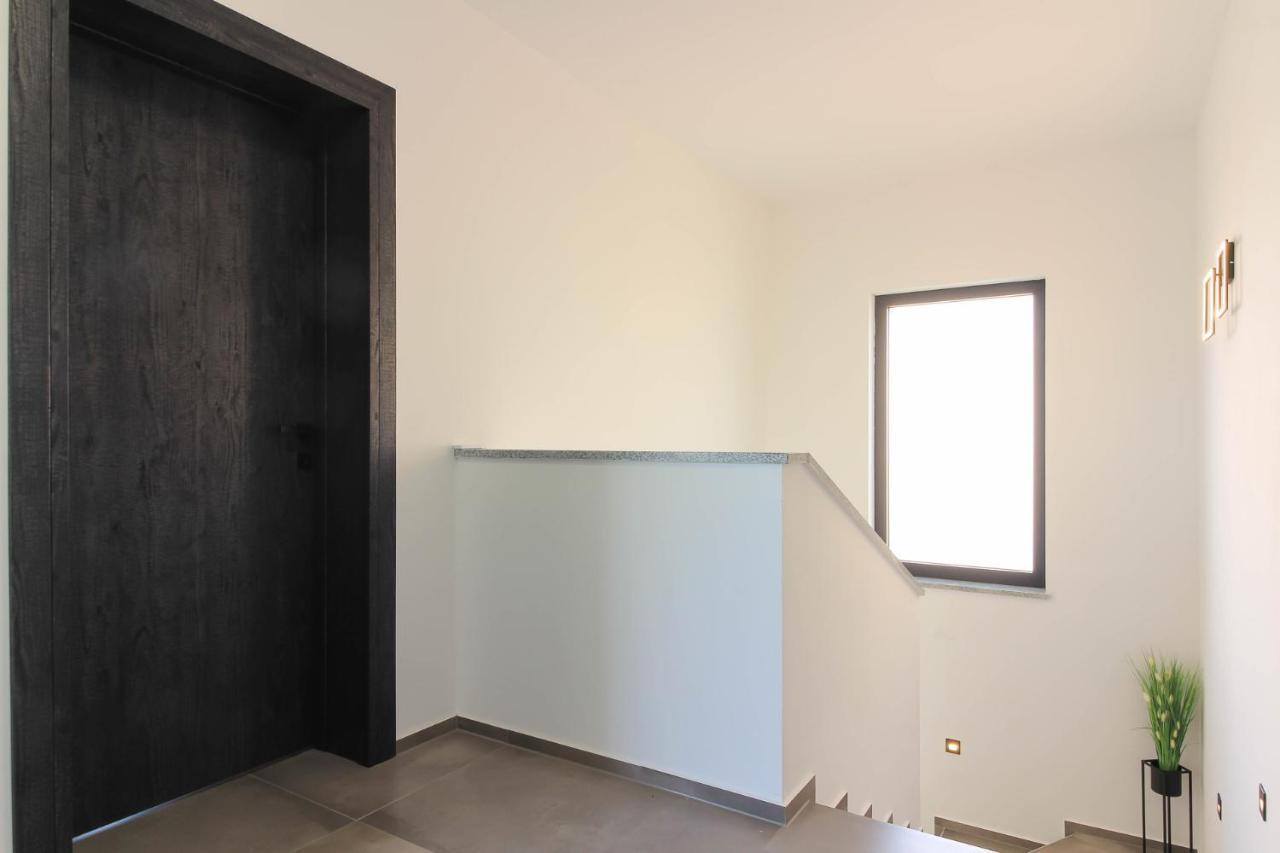 Modern Maeni With Private Pool In Vila *