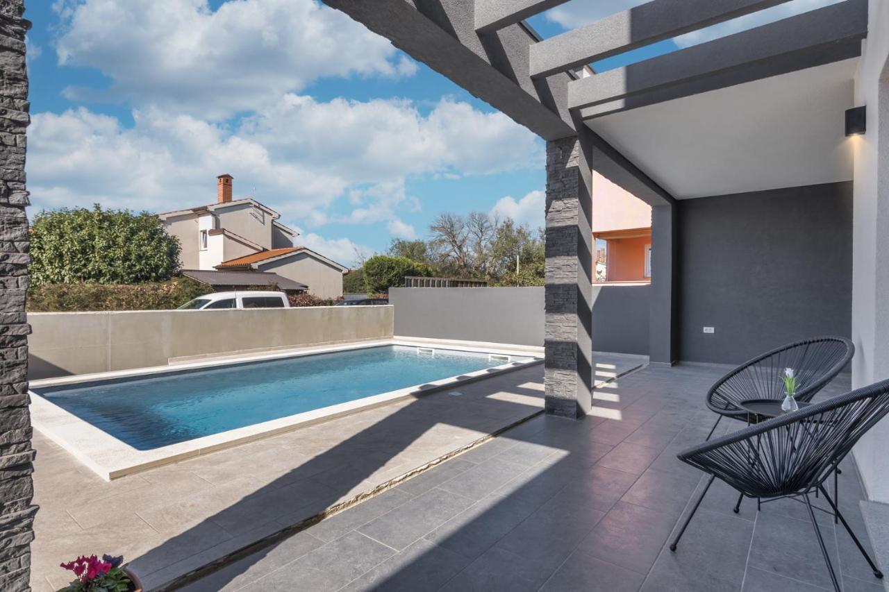 Modern Maeni With Private Pool In Vila