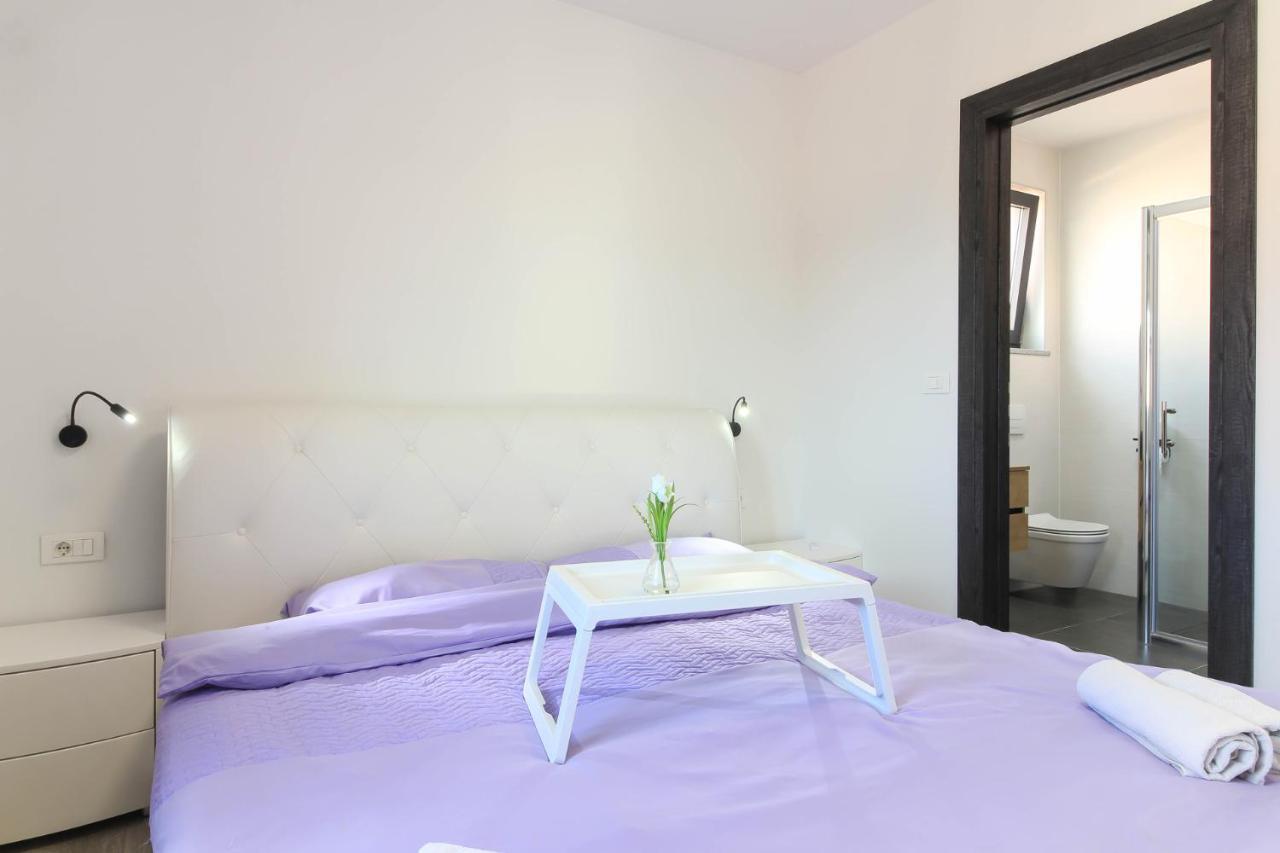 Modern Maeni With Private Pool In Vila