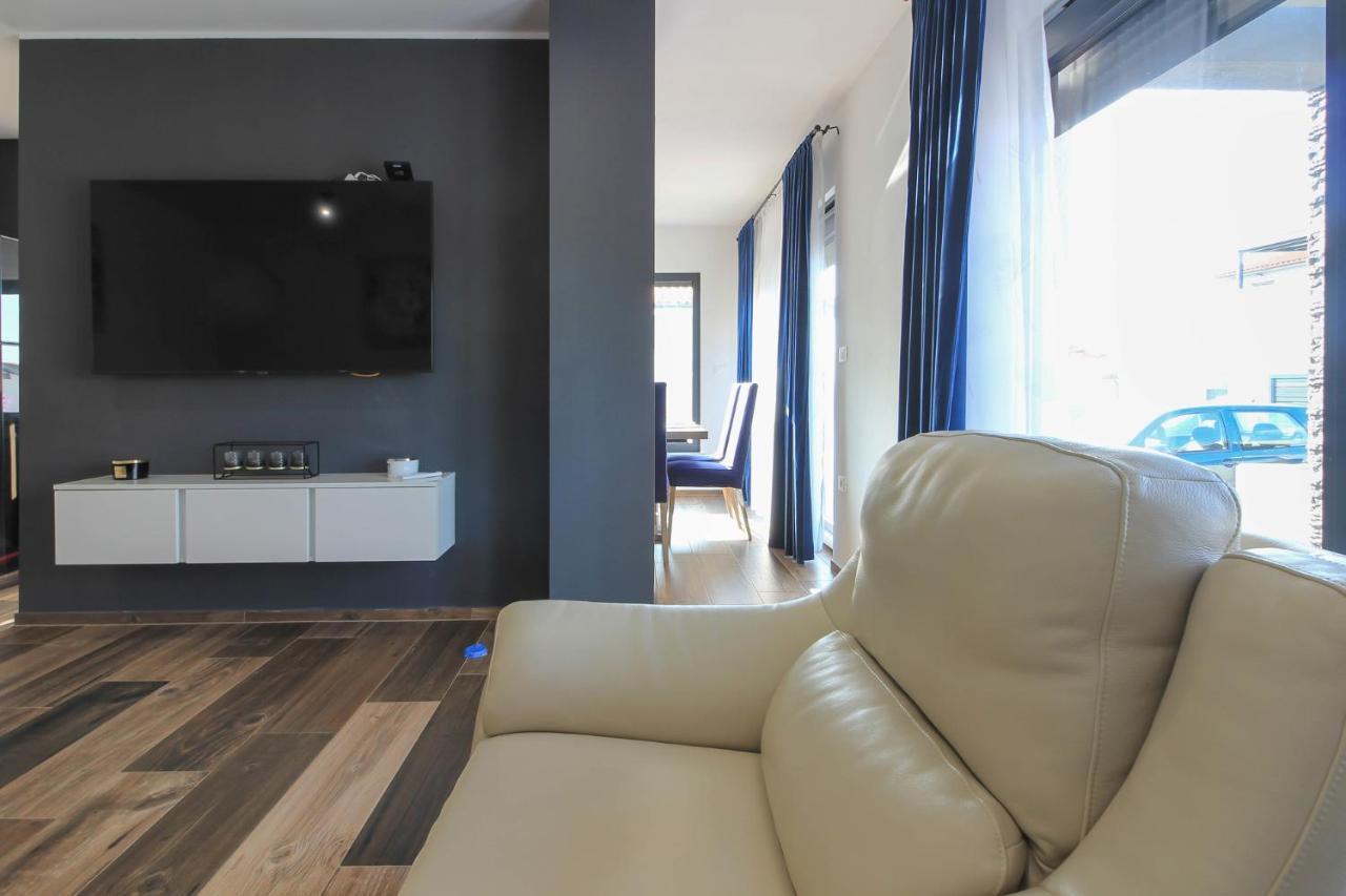 Modern Maeni With Private Pool In