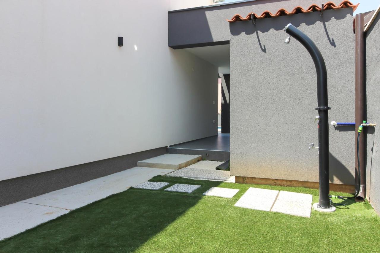 Modern Maeni With Private Pool In *