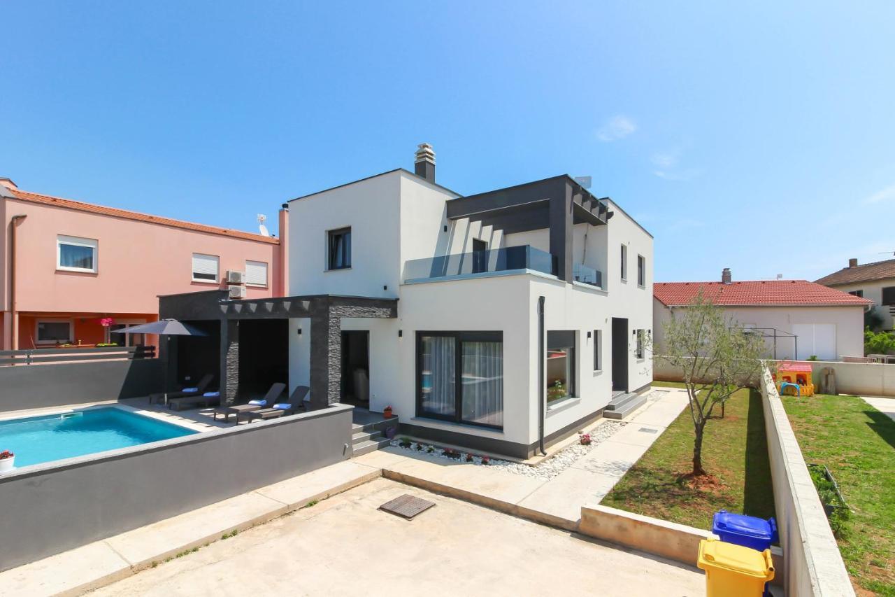 Modern Maeni With Private Pool In Vila Pula