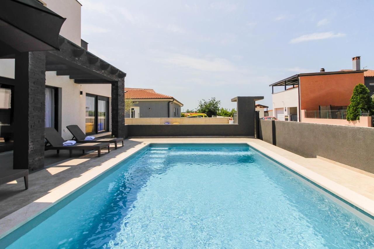 Vila Modern Maeni With Private Pool In *
