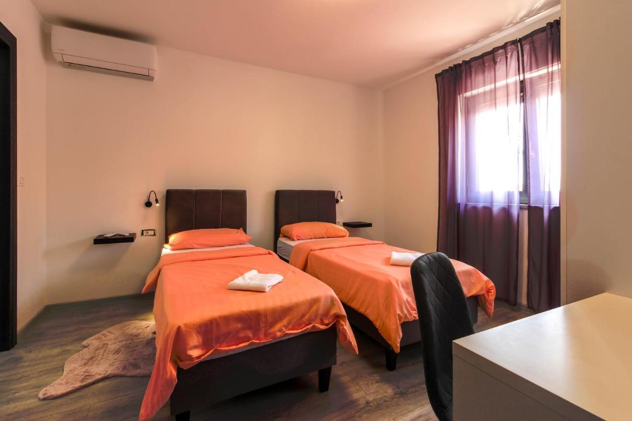 Modern Maeni With Private Pool In * Pula