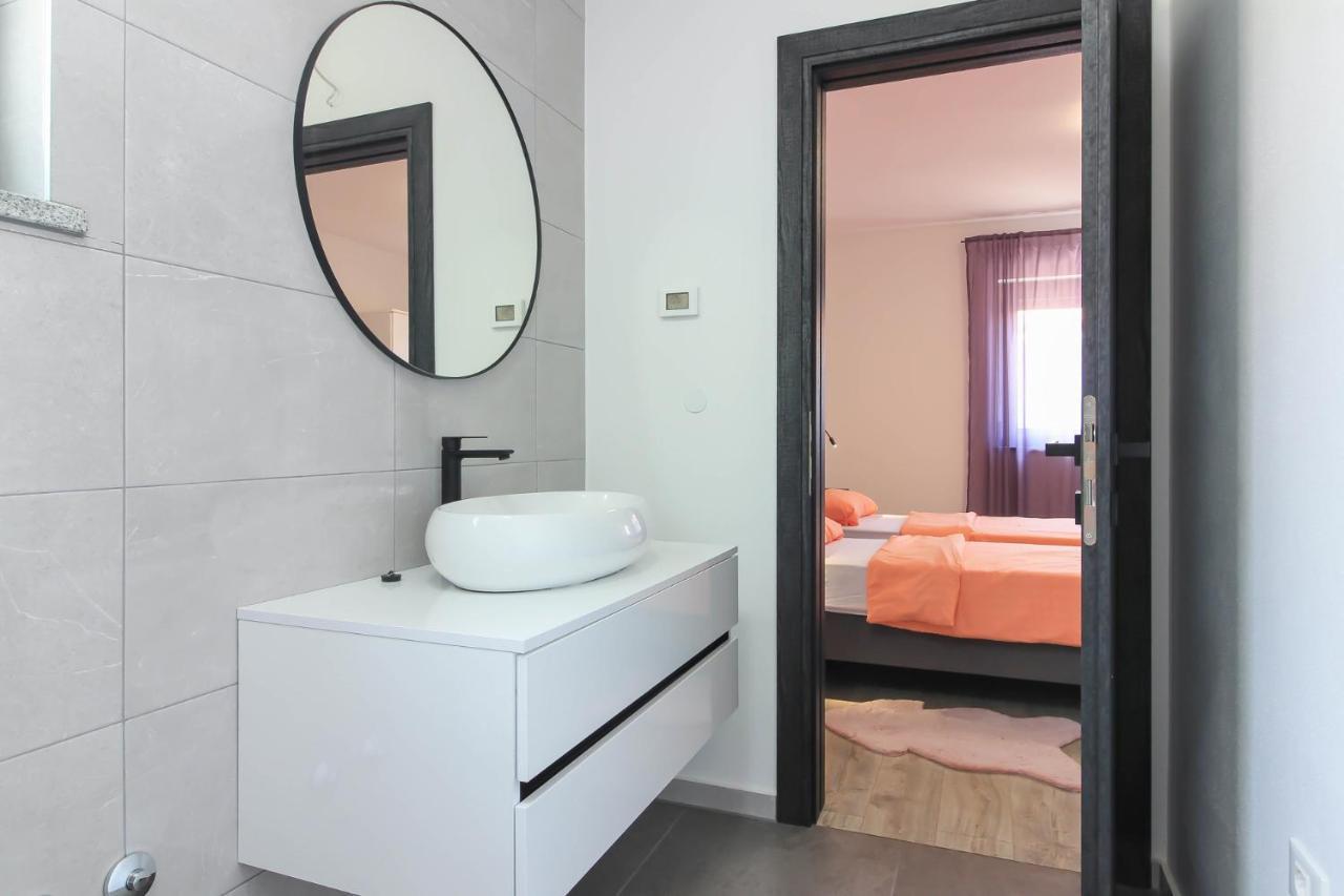 Modern Maeni With Private Pool In Vila Pula