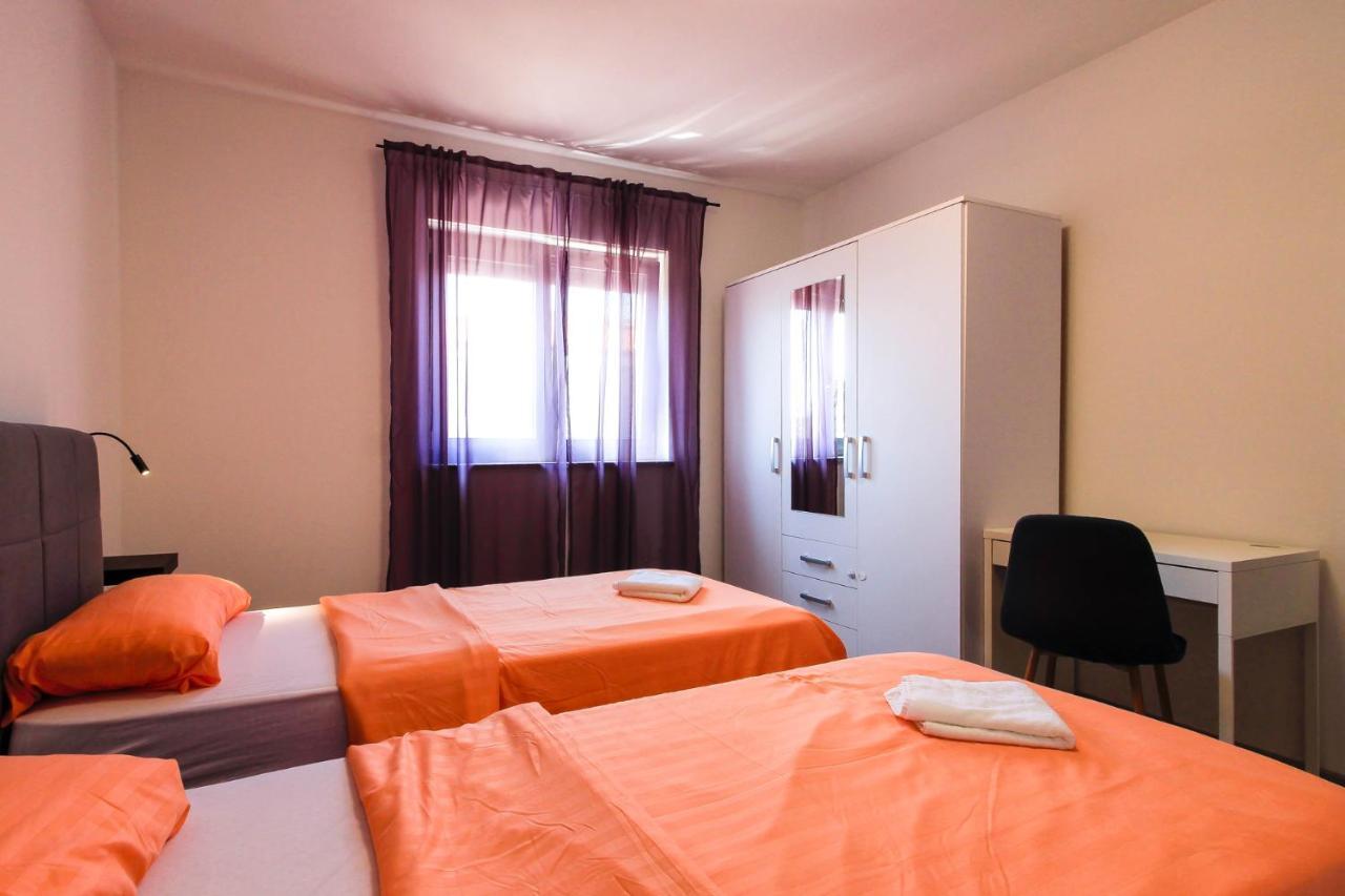 Modern Maeni With Private Pool In Pula