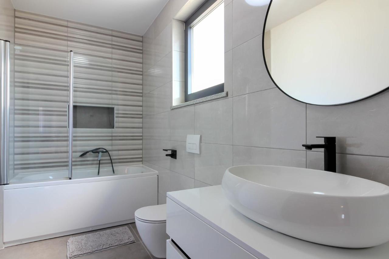 Modern Maeni With Private Pool In Pula