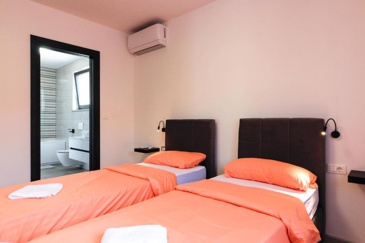 Modern Maeni With Private Pool In